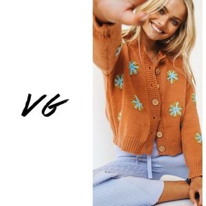 VERGE GIRL - Camera Style Knit Cardigan // RUST